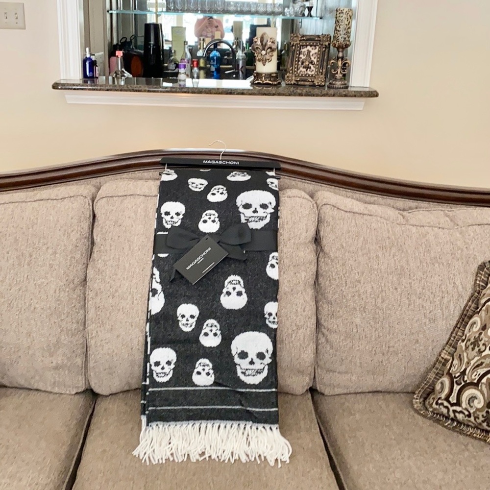 NWT Magaschoni Skull Throw 50x60”
